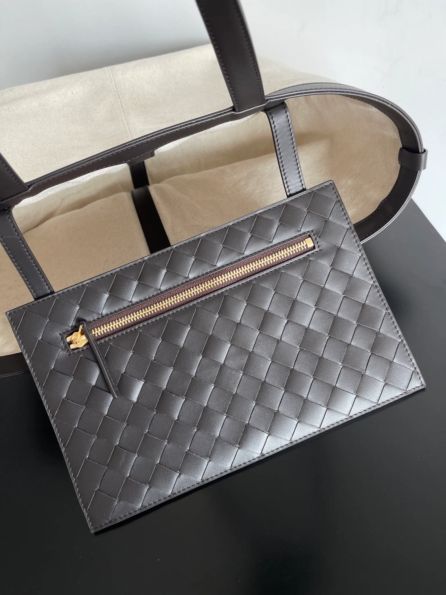 Batch 1880 BV's new structure Flip Flap tote handbag. Flip and fold, deconstructing the classic. A representative of restrained and elegant pragmatism. The best companion for travel and commuting. The cotton and linen blended bag body is lightweight and durable. The black and white panda color scheme is very distinctive. There are sizes🉑️ to choose from. Unisex. The capacity fully meets daily needs. Girls who like big bags can also choose the large size. It's really cool [color]. Style number: 754914 Size: 43*20*31